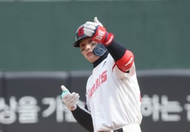 [相片儿] 尹东熙"轰出2分！庆祝动作"