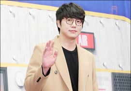 "Sung Si Kyung in her 40s. Boyfriend?"'..A cross-eyed look at the title of "Ghost Boyfriend." [Star Issue]