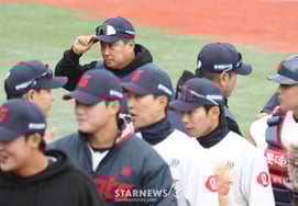 [Chụp ảnh] Đạo diễn Kim Tae Hyung gửi lời cảm ơn đến 'Flower Saem'