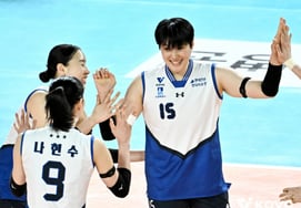 第一名的竞争还没有结束' 现代建设队以1分之差猛烈追击道路公社队 大韩航空队取得常规赛冠军，取得"1比1"的胜利