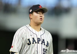 "天皇を訪問したのに→ガムを噛んで腕を組む" 日本が大騒ぎ、村上の態度が論争に '一波万波'