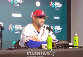 普霍斯教练对多米尼加队的反复提问大发雷霆，"不要再问了→只要大家用各自的方式庆祝就可以了。"