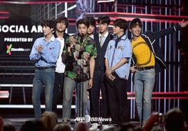 "Самый безумный альбом всех времен" BTS снова поднимаются "Hot Shot DNA"