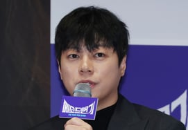 回答问题的"逼真演技"李基赫导演 [★照片]