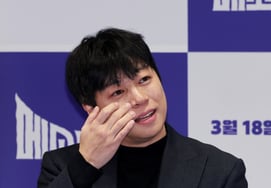 JYP-turned-actor debuts as feature film director after 10 years..The reason why I cried [the star scene]