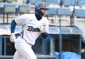 [Chụp ảnh] "Go Jun Hwi Giờ đến lượt mình à? "