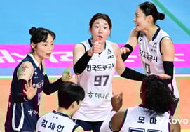 "姜昭辉+MOMA42分爆发"道路公社时隔8个赛季确定正规1位！ 金钟民教练第二次挑战综合冠军 [V联赛评论]