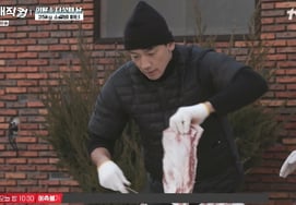 Park Bo Gum bày tỏ cảm thán trước màn trình diễn gỡ xương sườn 35kg của Rain [Bộ Kiếm Ma Thuật ★ TV View ban đêm]