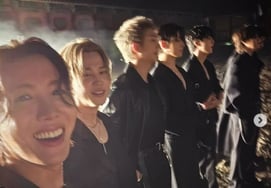 BTS đang ở trường quay MV cho bài hát mới? Cuối cùng cũng được chụp ảnh nhóm rồi [Star Issue]