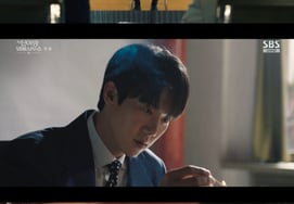 Играл на позиции тяжёлого форварда.Ю Ён Сок, который смотрит на призраков, идеальный «С богом»