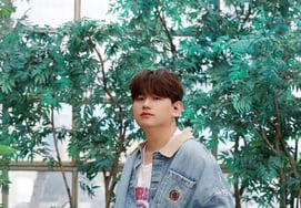 キム・ゴンモに続き、ソン・シギョンまで..ウディ、'二人'リメイク→祝歌プレゼントを贈る