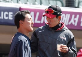 [Фото] Но Джин Хёк "Тренер NC Мо Чан Мин и Хэ Ху в Пусане"