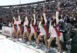 [相片儿] "欢迎棒球"啦啦队提前出动