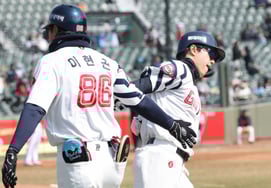 [Фото] Хан Тхэян, тренер Ли Хён Гон и Матрица поздравляют друг друга