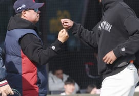 [フォト] キム・テヒョン監督「ロドリゲス、寒いのか？」'