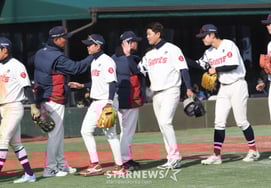 [Chụp ảnh] Huấn luyện viên Kim Tae Hyung 'Đến cả bóng chày mùa thu'