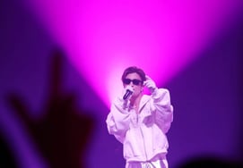 岩田隆則『ピンクな舞台』 [★写真]