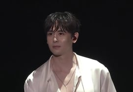 Nichkhun (2PM) nổi giận trước kẻ bám đuôi"Hãy chửi thề và hét lên trong 30 phút bằng tiếng Trung Quốc" [전문]