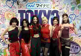 Атхарт входит в Национальный стадион Йоги, Япония.Первая линия двойного сингла на "Tokyo Girls Collection"