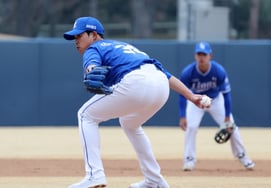 [一下子] "第一回合末被郑秀彬击出2分本垒打"在与斗山队的比赛中首发出场的林基荣