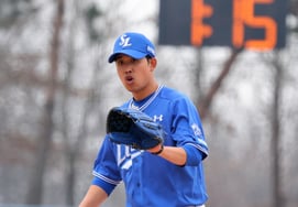 [相片儿] 第1回合初失2分，在与斗山队的热身赛上首发出场的林基英