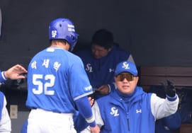 [Photo] "Congratulations on Park Se-hyuk scoring in the top of the second inning." Director Park Jin-man