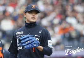 "肩膀受伤怎么办"韩华队的文东柱，"最高156公里→3局完美"... "78亿男子汉"严相百度3局完美投球 [KBO季前赛评论]