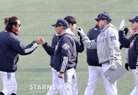 [Photo] "Sharing high-fives with players." Director Kim Won-hyung