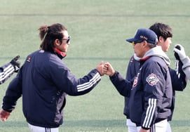 [Photo] "Sharing high fives with Park Chan-ho." Director Kim Won-hyung