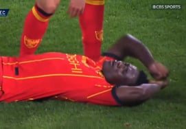 '衝撃' 試合中に意識を失い倒れた、ナポリ6万人の観衆が息を呑んだ '恐怖の4分'··· レッチェの25歳エース。 救急車搬送