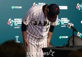 Xin lỗi, thật sự xin lỗi! Đạo diễn Nhật Bản tuyên bố từ chức sau khi lên máy bay thuê"