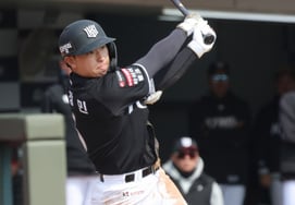 "厉害"的19岁高中毕业生新人，终于拿下揭幕战主力游击手！ 李康哲的合格分数:"开幕名单不是问题"" [水源现场]