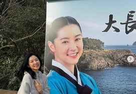 I compared 33 years old Lee Young-ae vs 55 years old Lee Young-ae..preservative beauty without a difference [Star Issue]