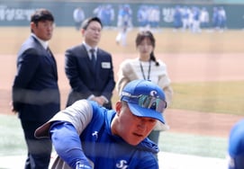 [Photo] Choi Hyung-woo of Samsung, who is 'hitting training' against Landers