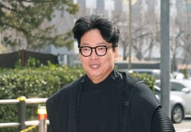 Park Junhyung. "Greeting politely." [★ Photo]