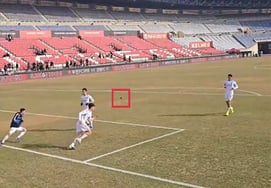 Những người ủng hộ Bucheon tranh cãi về việc ném đồ lạ vào các cầu thủ Ulsan trong quá trình huấn luyện bổ sung