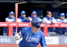 [Chụp ảnh] Choi Hyung Woo rút lui sau cú đánh đầu tiên