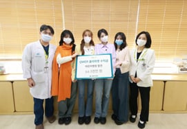 QWER、子ども病院に3000万ウォン寄付「病気をうまく乗り越えられますように」 [公式]