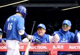 [相片儿] 朴振万教练也微笑着，"先发制人的个人本垒打"柳志赫