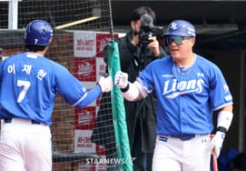 [相片儿] "崔炯宇 接受祝贺"的李在贤