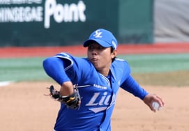 [Photo] Bae Chan-seung, who took the mound following Choi Won-tae in the bottom of the 6th inning