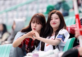 [一度にスッ] 『春野球を待つのに疲れました！ランダーズフィールドの練習試合に訪れたチアリーダー、キム・ドア