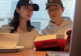 Kim Ji Young mở miệng rồi "Cách nói chuyện của mình bất tiện lắm à? Không thể dừng lại được. Thật là..." [Star Issue]