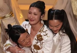 Lee Jae-jae holds the Oscar trophy and certifies rice soup, "I'm proud of Korea's identity in South Korea." [Star Issue]