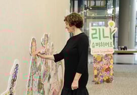 Вообразите детей в реальность! 1-го мая открывается первая опытная выставка Евы Алмерсон «Лина, супергерой»