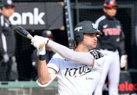 '5G 2 hits → 1st multi-hit' ML 44 home run bat is now on fire, but he said, "I'm still adapting to the KBO, and I'll narrow the gap between good and bad times."" [the site of a water source]