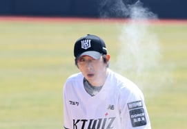 [At one go] Oh Won-seok, the 'starting helix against LG,' who allowed a home run to leadoff hitter Lee Jae-won in the top of the first inning