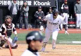 [相片儿] "第2回合末因对方失误而出垒"的金贤洙