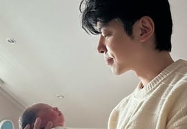 《夏时2》金道均，结婚4年后成为了爸爸。看着孩子的脸 好神奇 "会一直看着"