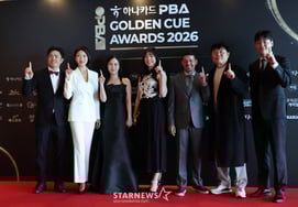 [Chụp ảnh] Kim Gayoung 'Chụp hình cùng các đồng nghiệp Hana Card'